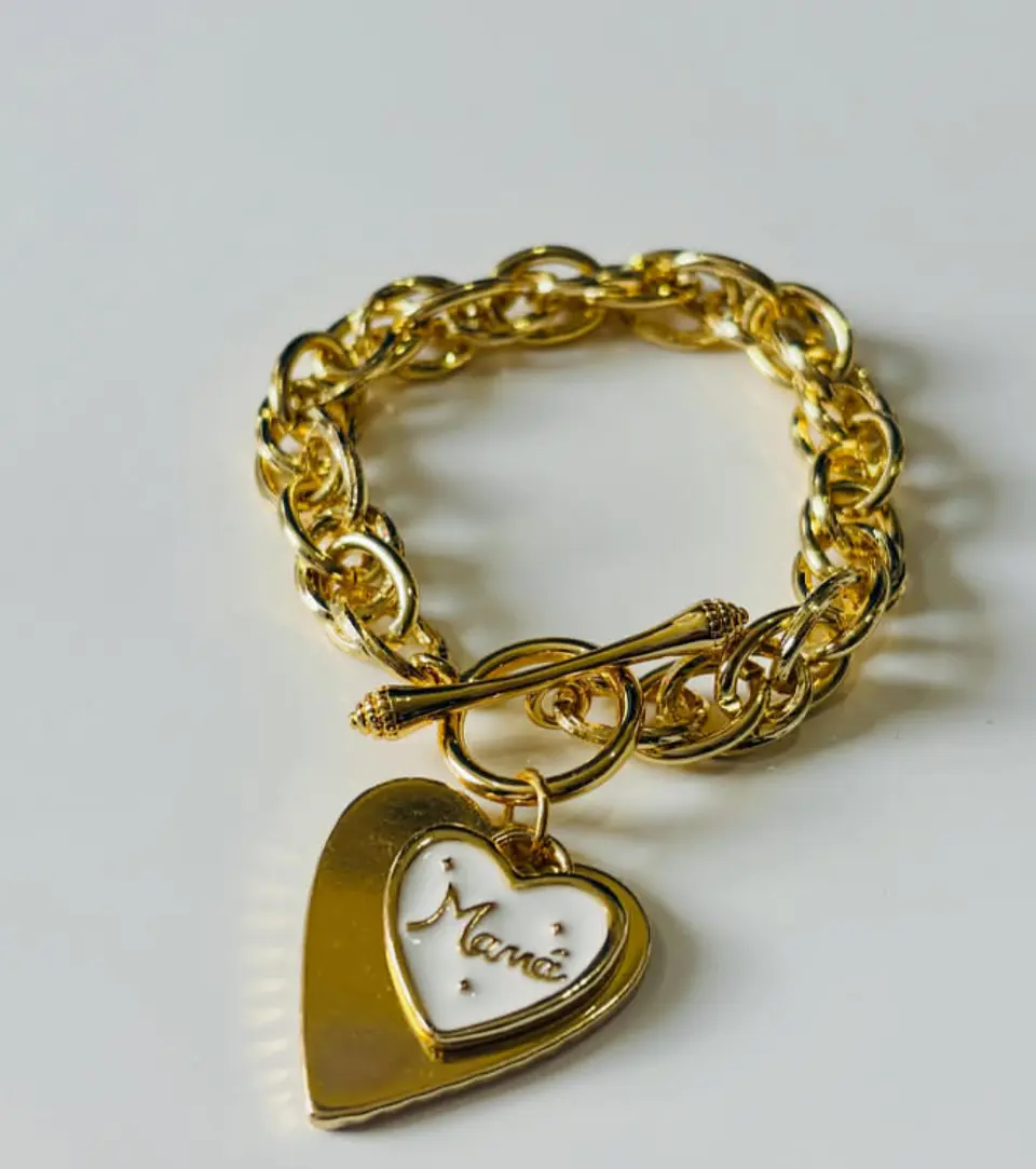 Pulsera de Eslabones Dorados con Dije de Corazón Mamá 1