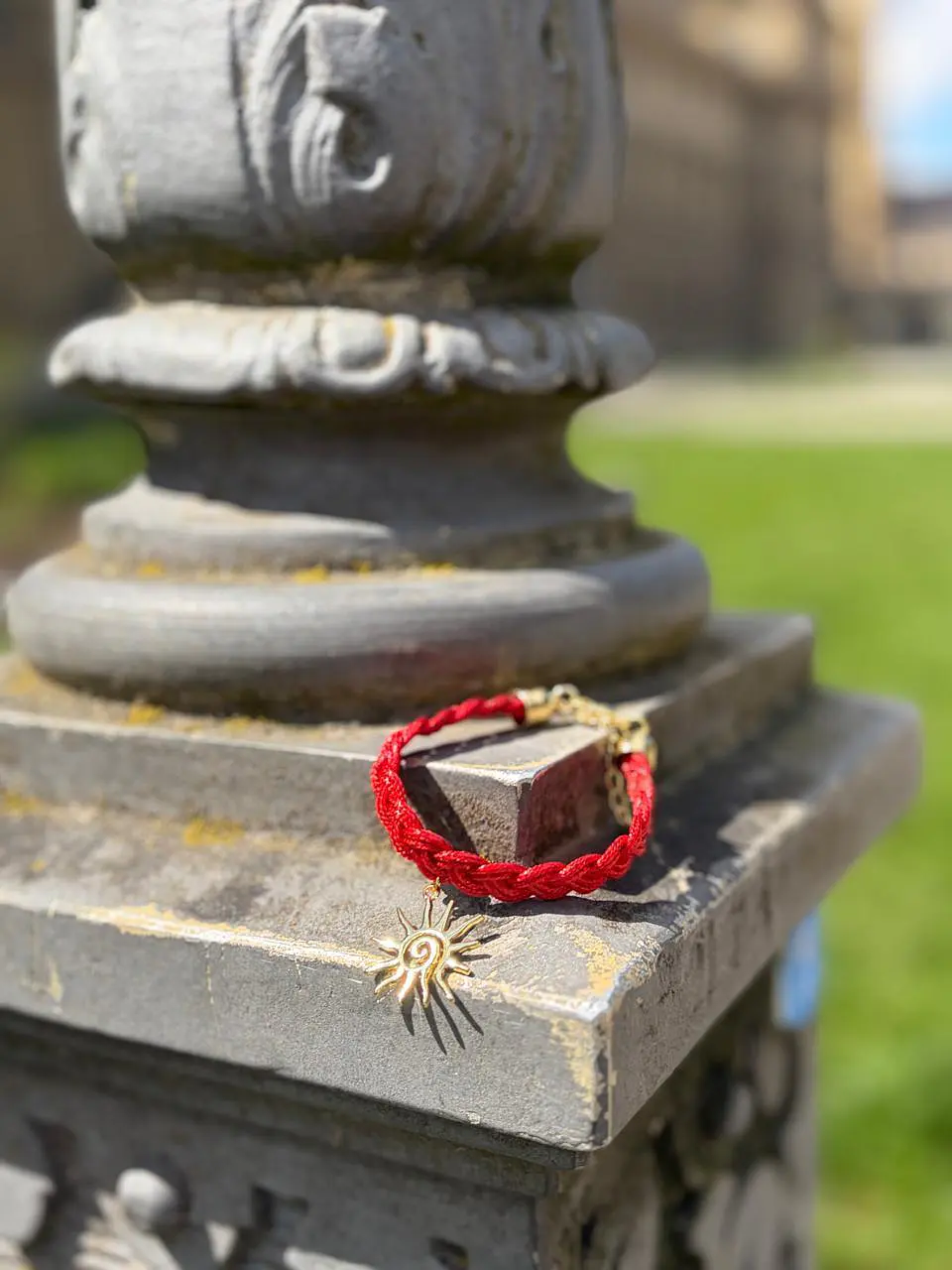 Pulsera de Cuero Trenzado Rojo con Dije de Sol en Rodio 1