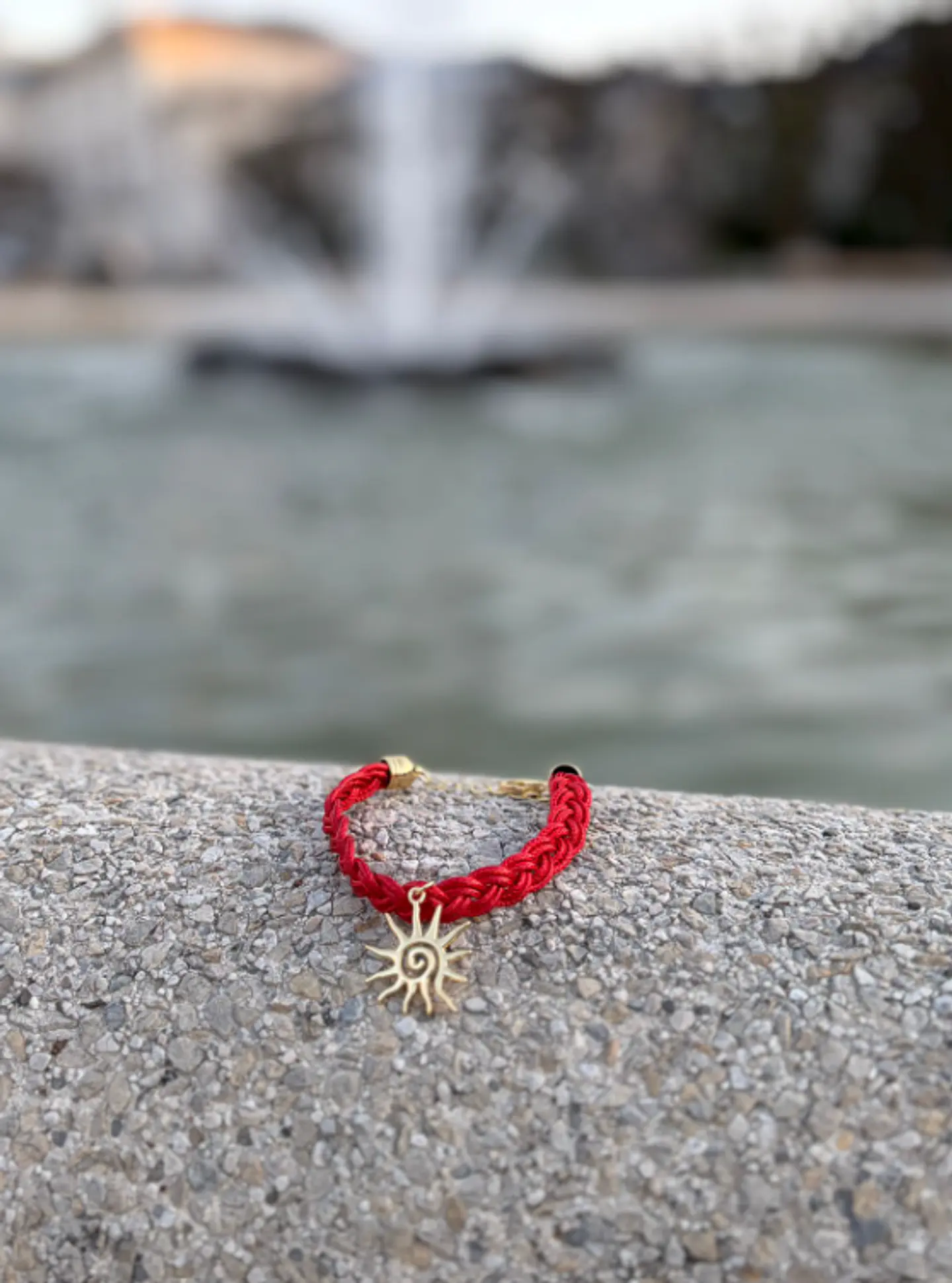 Pulsera de Cuero Trenzado Rojo con Dije de Sol en Rodio 2