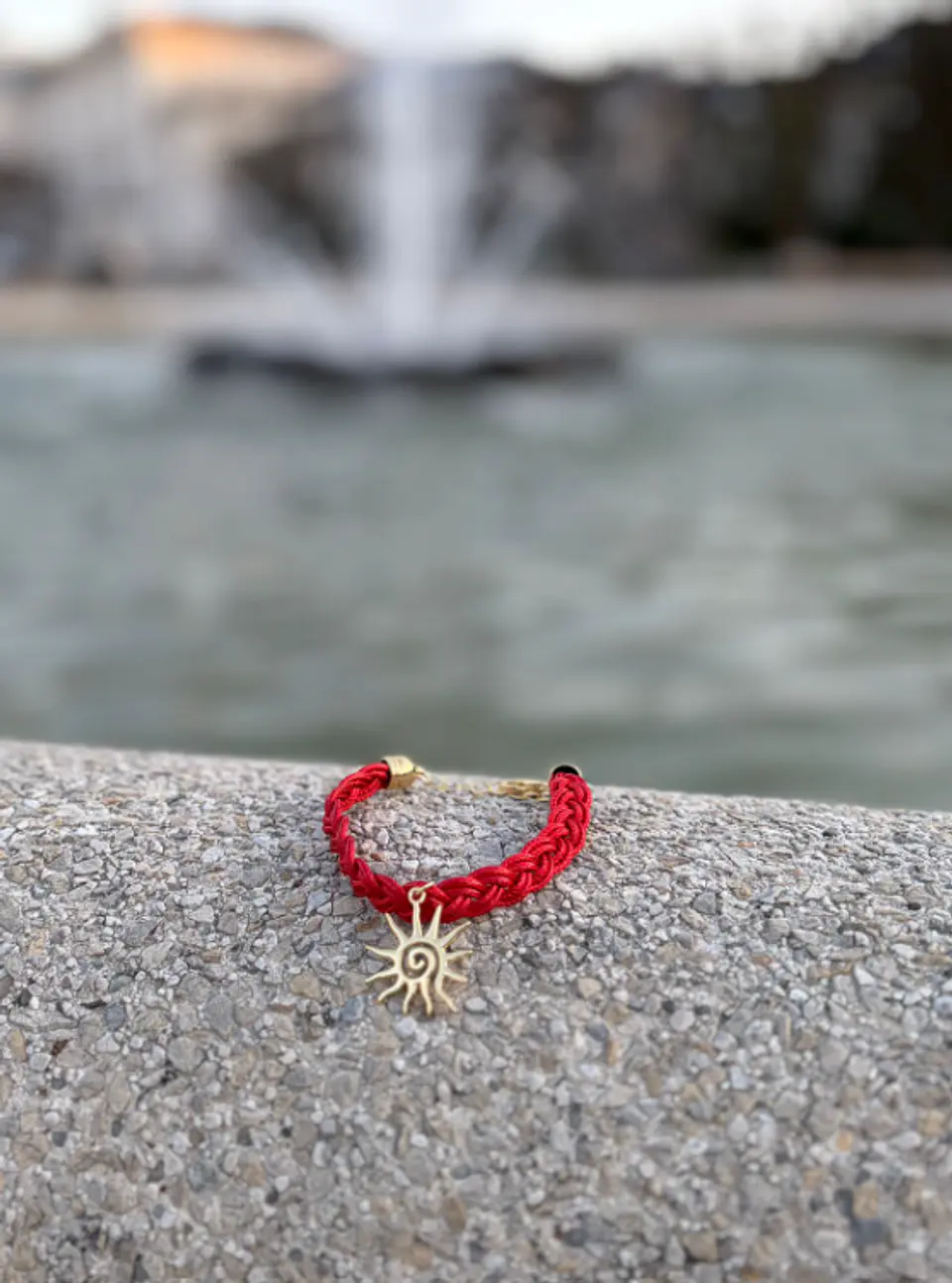 Pulsera de Cuero Trenzado Rojo con Dije de Sol en Rodio 2