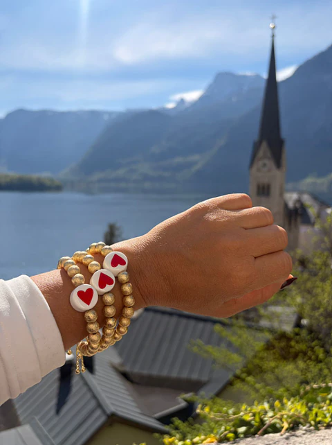 Pulsera de Bolas Diamantadas Doradas con Cuentas de Corazón Rojo