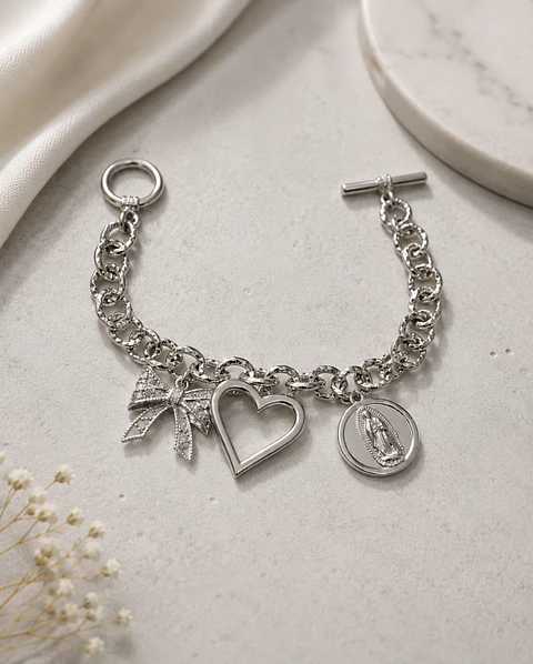 Pulsera Plateada de Eslabones con 3 Dijes Corazón Moño Virgen