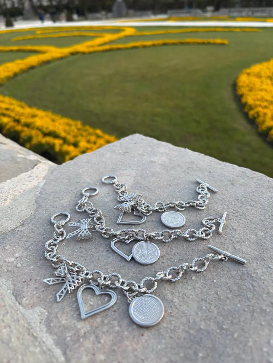 Pulsera Plateada de Eslabones con 3 Dijes Corazón Moño Virgen 2