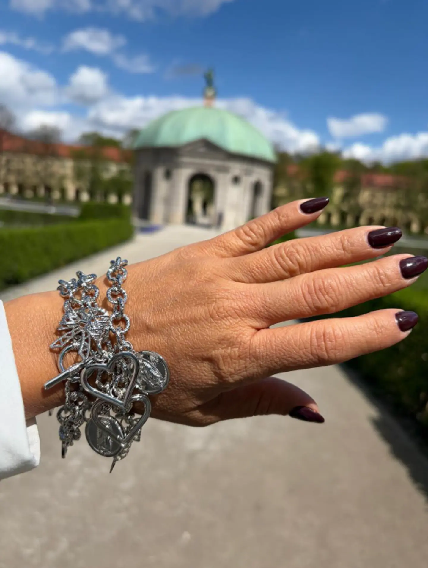 Pulsera Plateada de Eslabones con 3 Dijes Corazón Moño Virgen 3