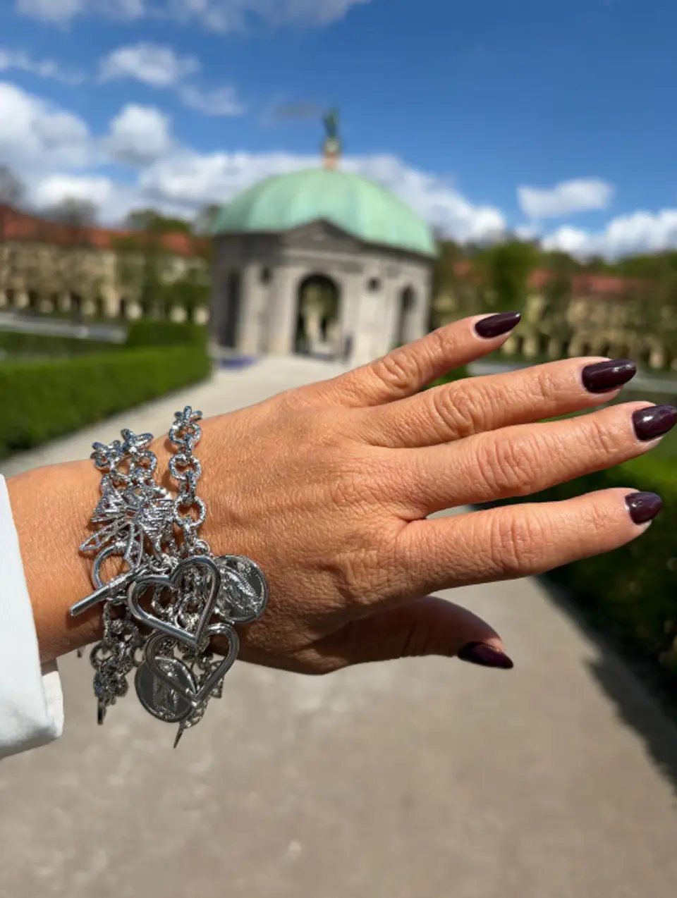 Pulsera Plateada de Eslabones con 3 Dijes Corazón Moño Virgen 3