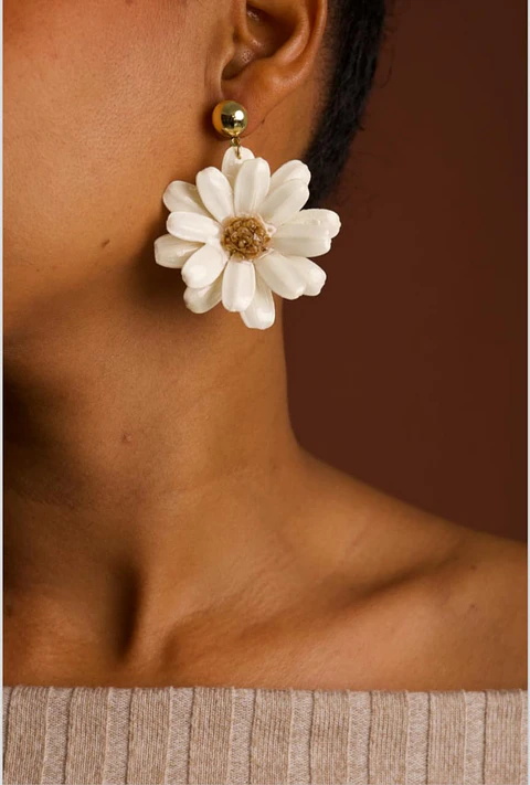 Arete en forma de margarita.