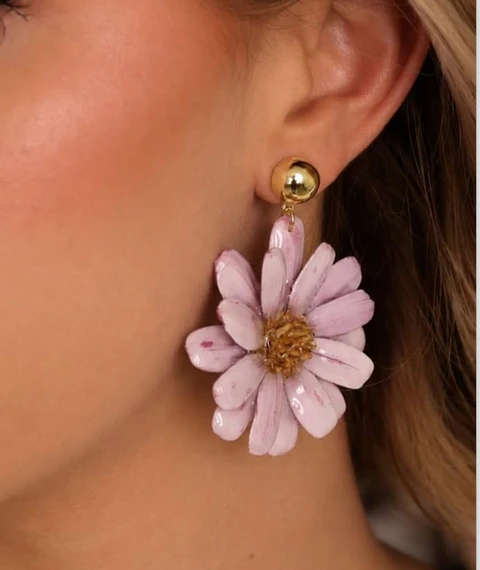 Arete en forma de margarita.