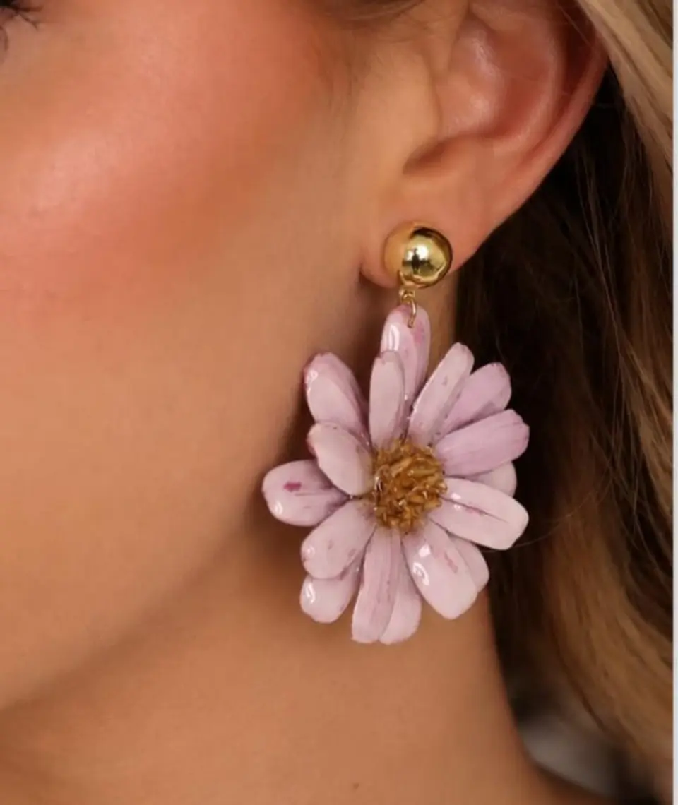 Arete en forma de margarita. 1