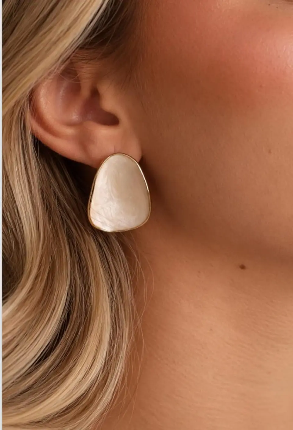 Arete en rodio en forma de pétalo. 1