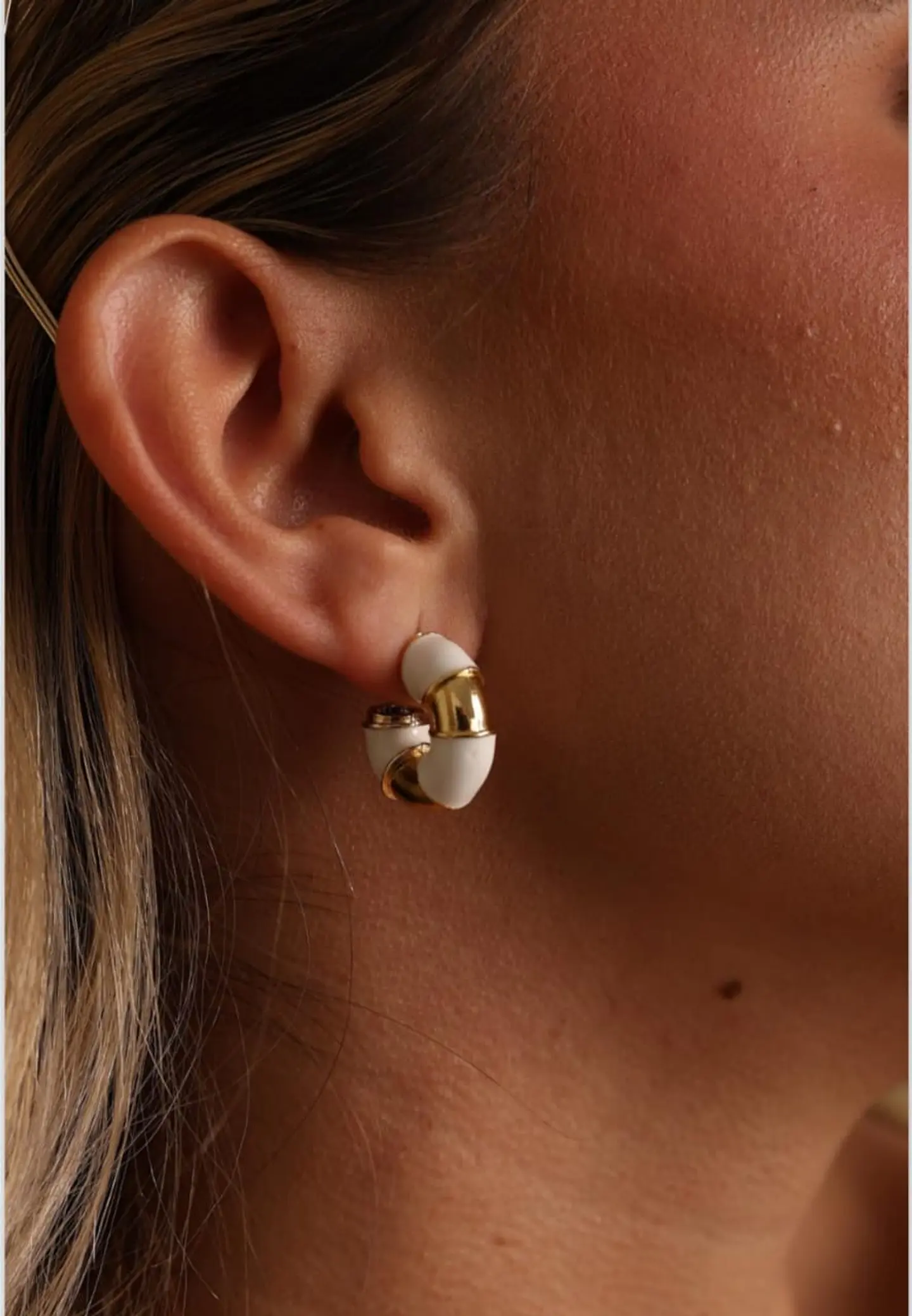Arete en rodio tipo candonga pequeña 1