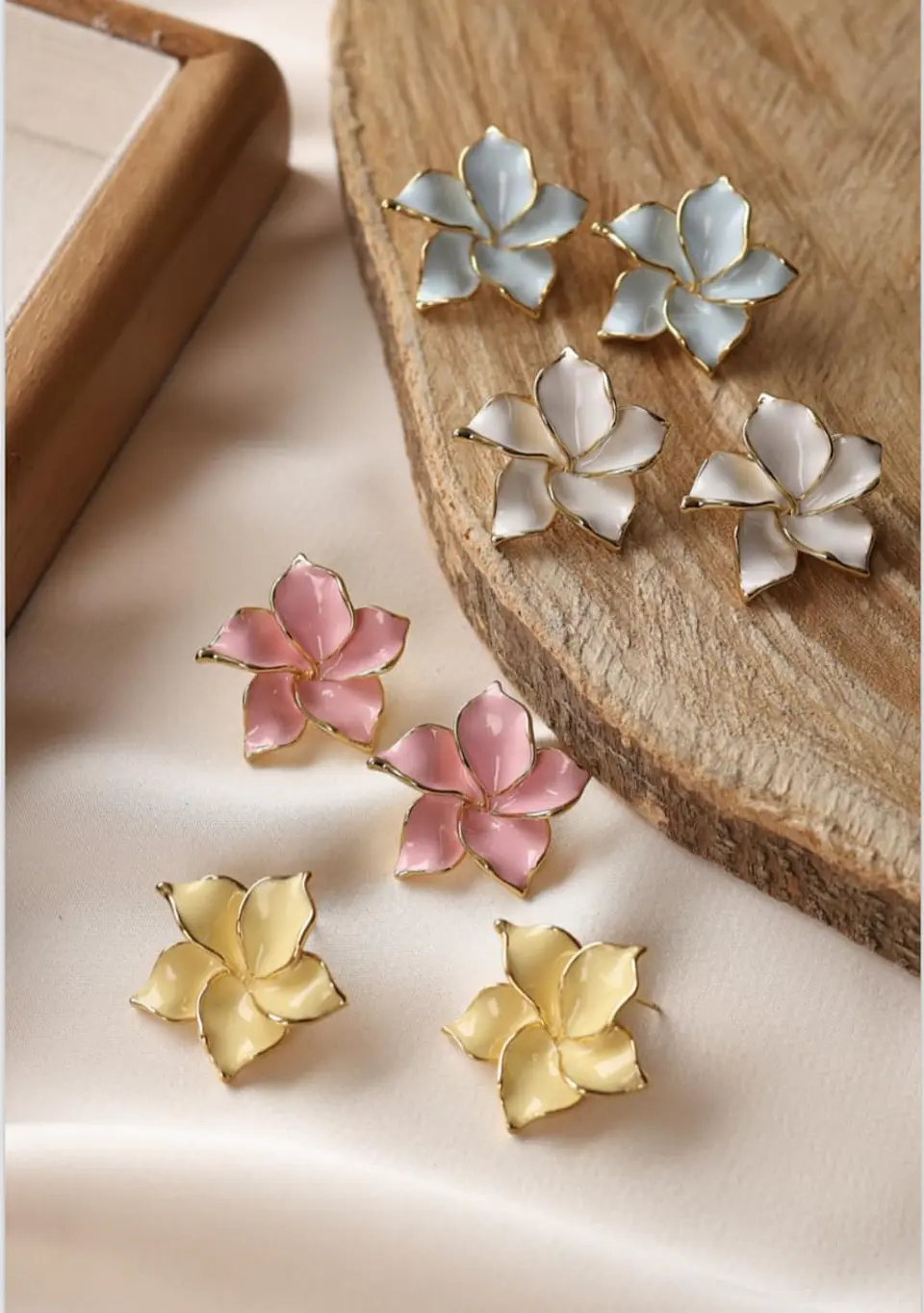 Arete  en rodio en forma de flor.  1