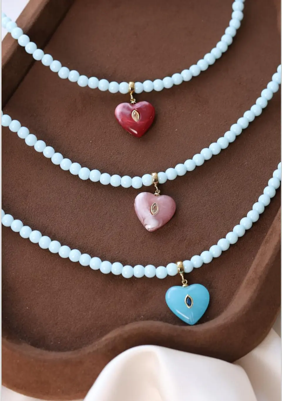 Collar en piedra con dije de corazón.  1