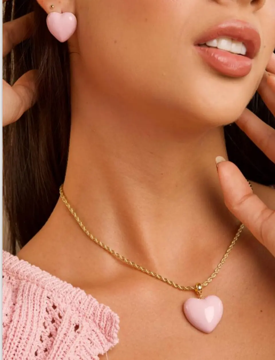 Collar en rodio con dije en forma de corazón rosado.  1
