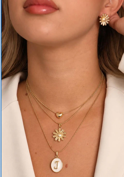 Collar en conjunto de 3 cadenas en rodio diferente tejido. 