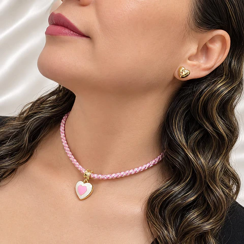 Collar cordón multicolor con dije de corazón. 