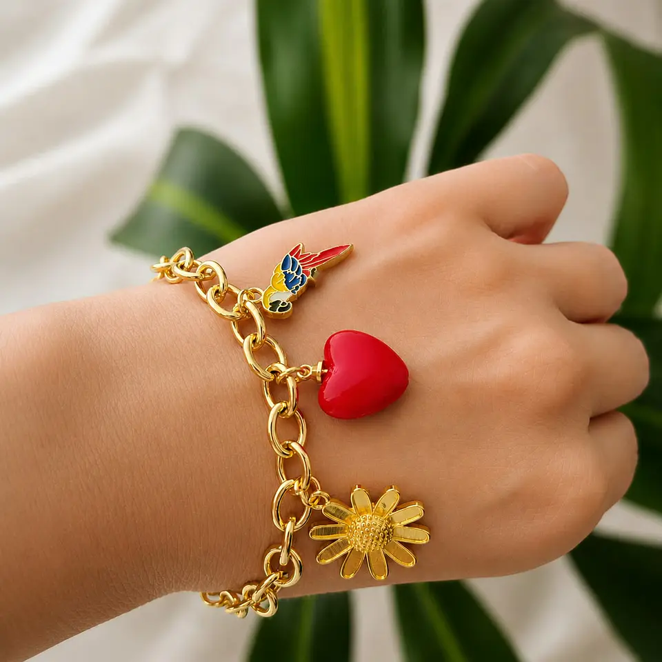 Pulsera en rodio de 3 dijes.  1
