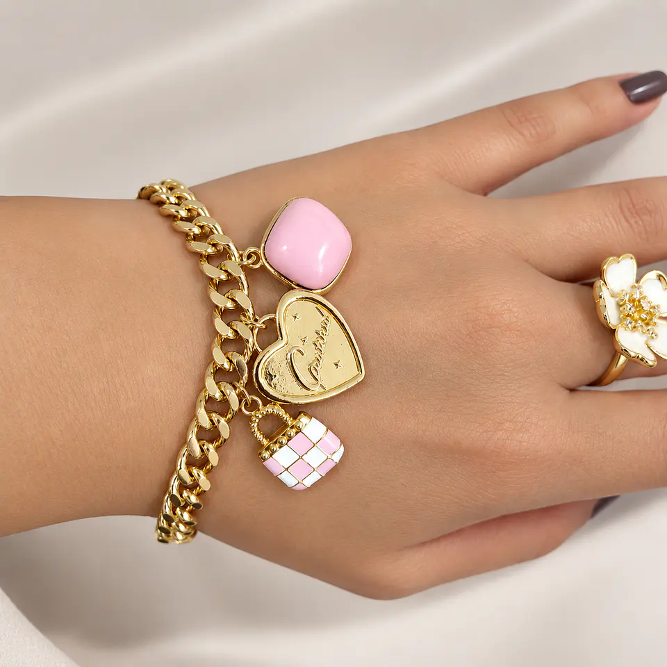 Pulsera en rodio con 3 dijes.  1