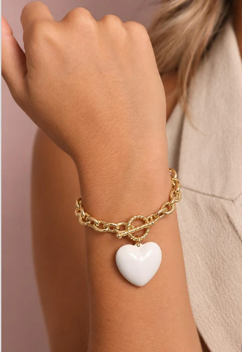 Pulsera en rodio y dije de corazón. 