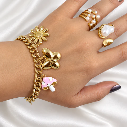 Pulsera en rodio con 3 dijes. 