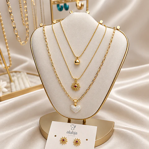 Collar en rodio con  3 cadenas y 3 dijes. 