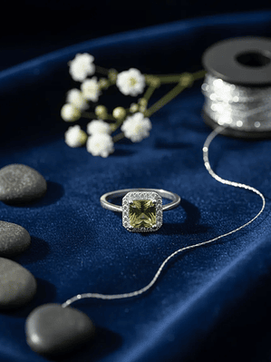 Precioso Anillo Cuadrado Con Piedra Sultanita y Circones