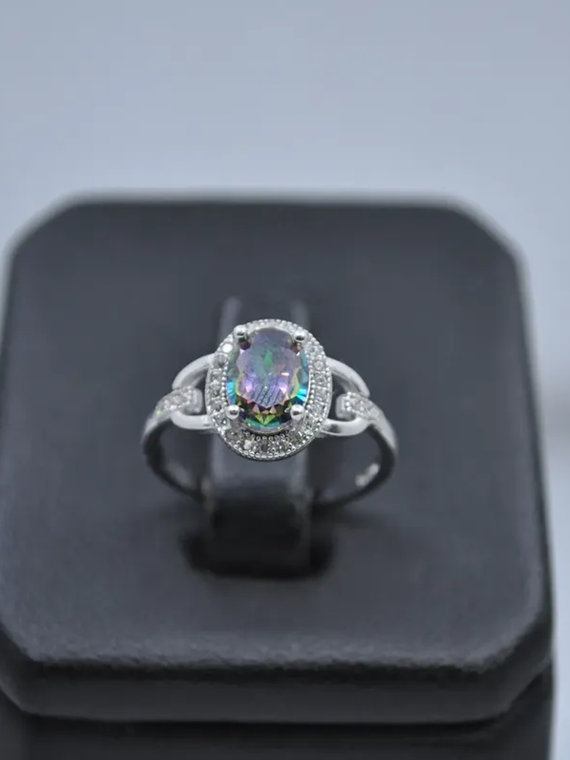 Precioso y Único Anillo Ovalado Con Topacio Místico Plateado 3