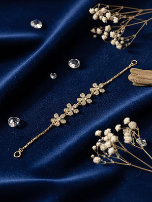 Pulseras Con Dijes De Flores y Circones Dorado 