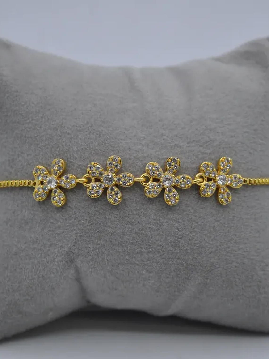 Pulseras Con Dijes De Flores y Circones Dorado  2