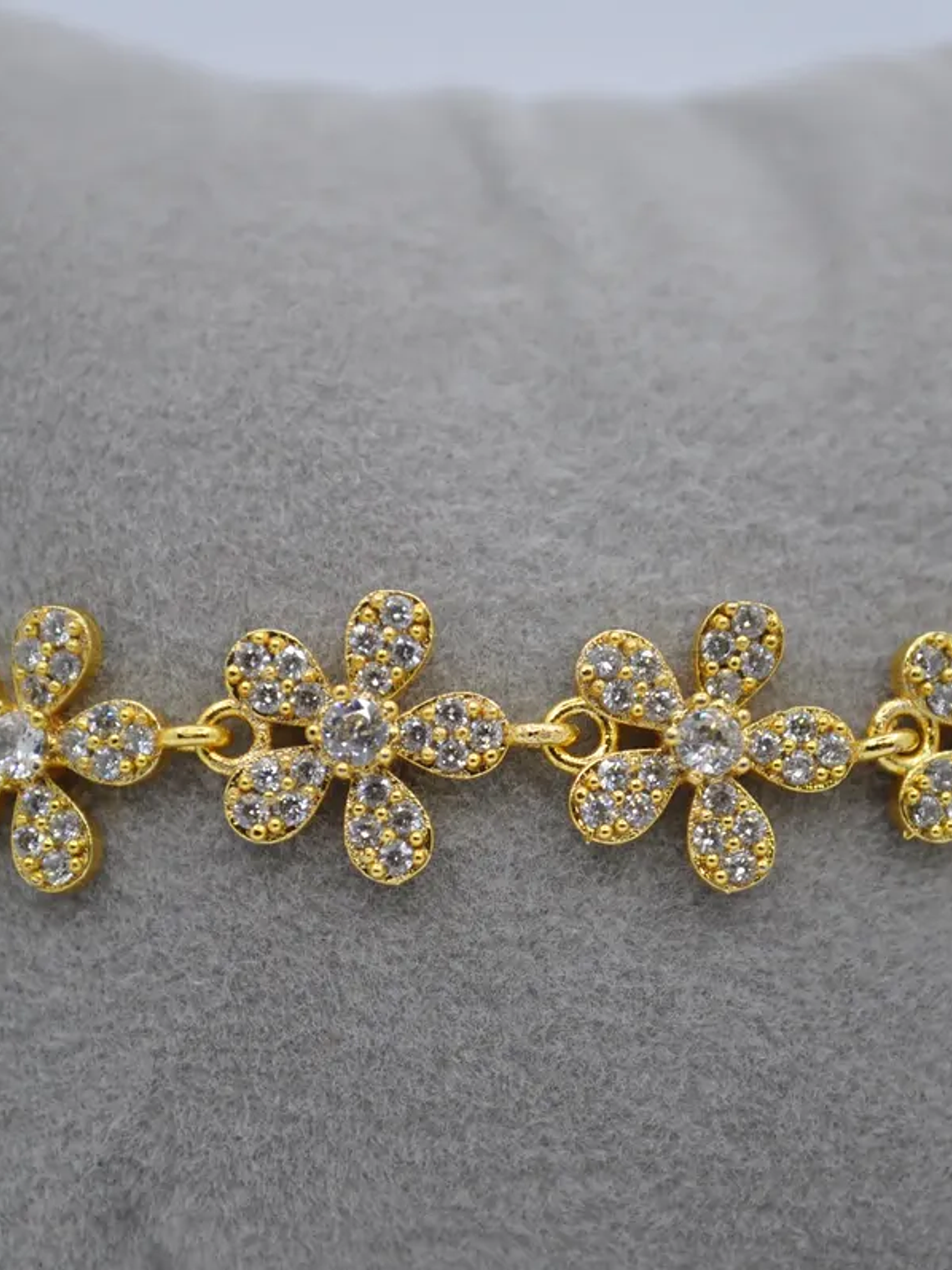 Pulseras Con Dijes De Flores y Circones Dorado  3