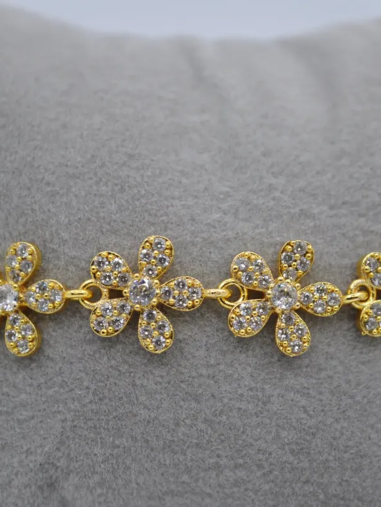 Pulseras Con Dijes De Flores y Circones Dorado  3
