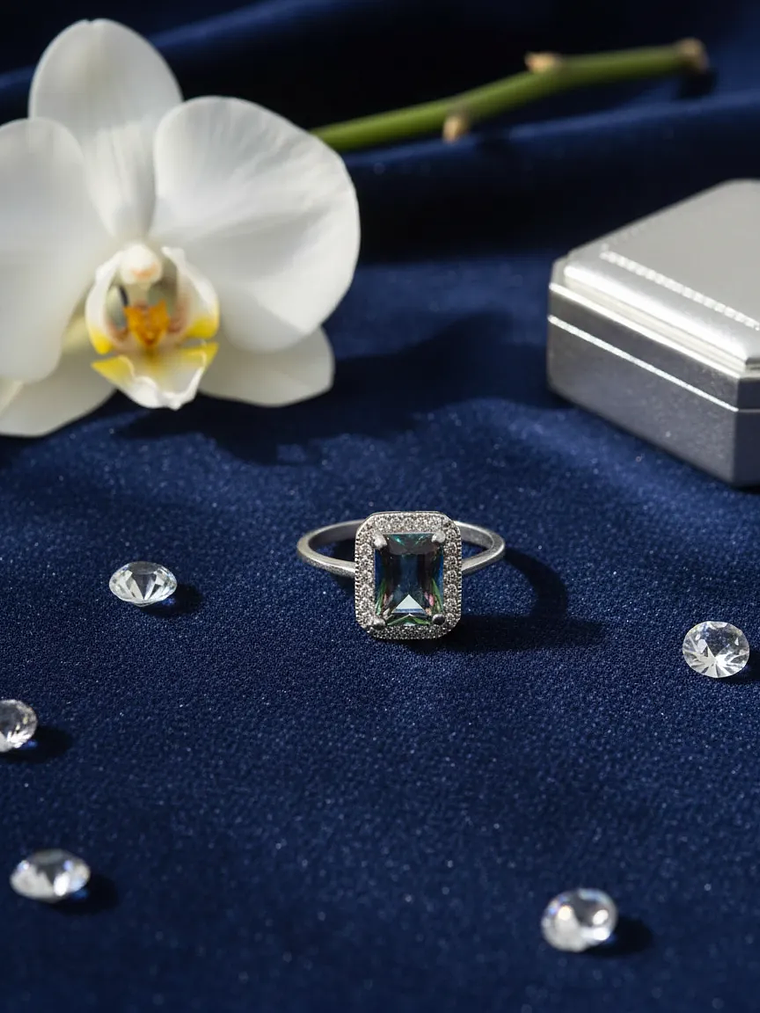 Anillo Rectangular Con Topacio Místico Y Circones 1