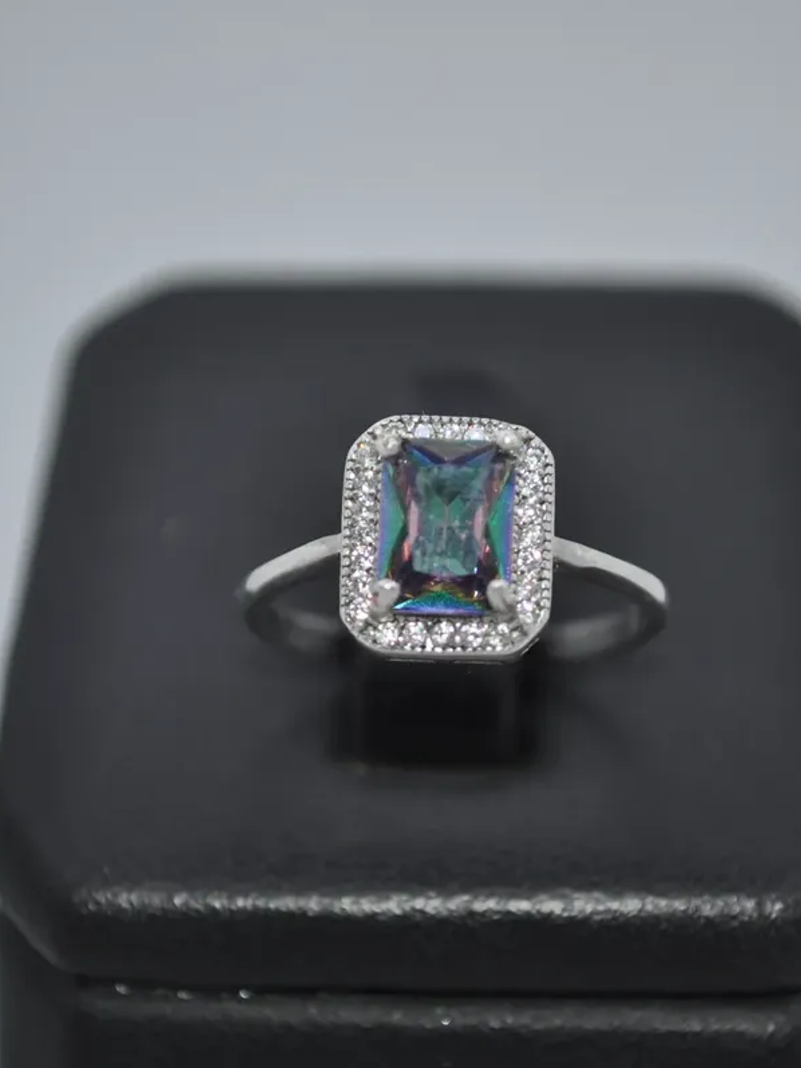 Anillo Rectangular Con Topacio Místico Y Circones 2