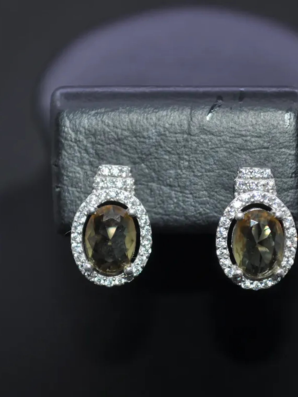 Aretes Ovalados Con Piedra Sultanita y Circones en Plata De Ley 925 2