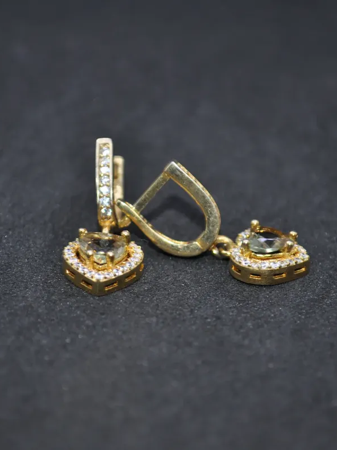 Aretes Dorados Forma Corazón Con Piedra Sultanita Y Circones 4