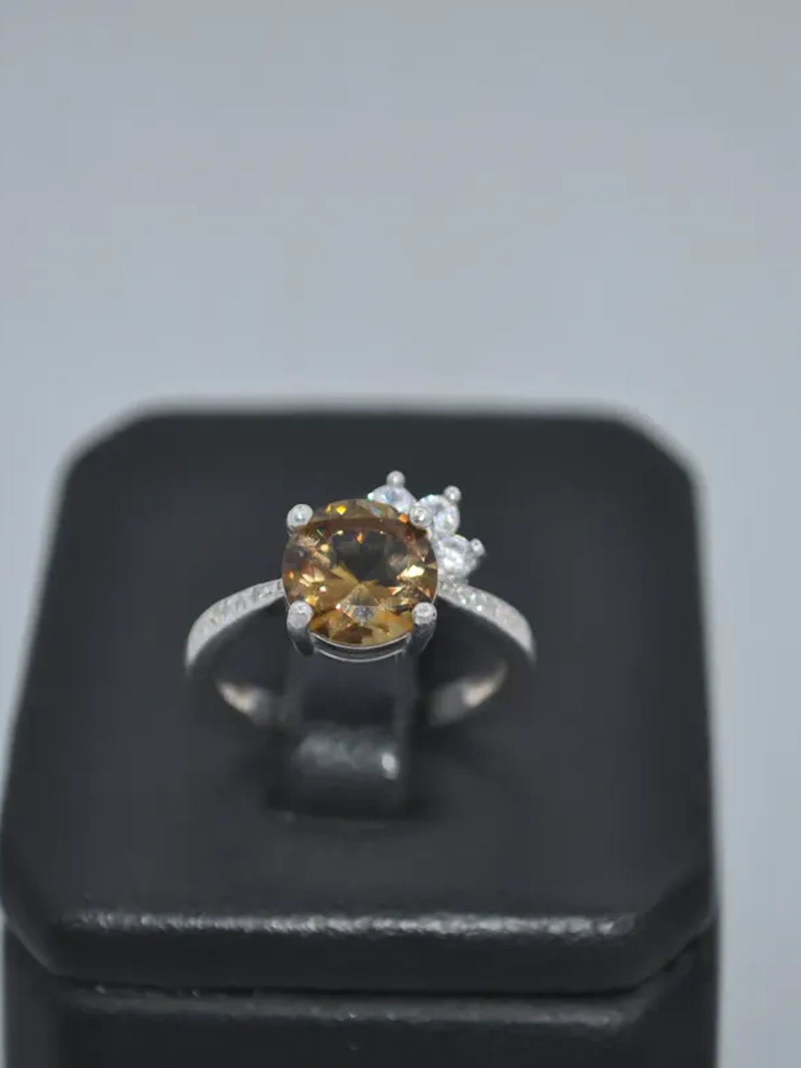 Precioso Anillo Circular Con Petalos Y Piedra Sultanita 3