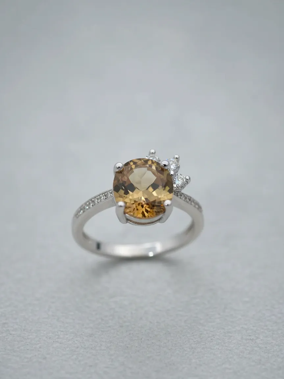 Precioso Anillo Circular Con Petalos Y Piedra Sultanita 2