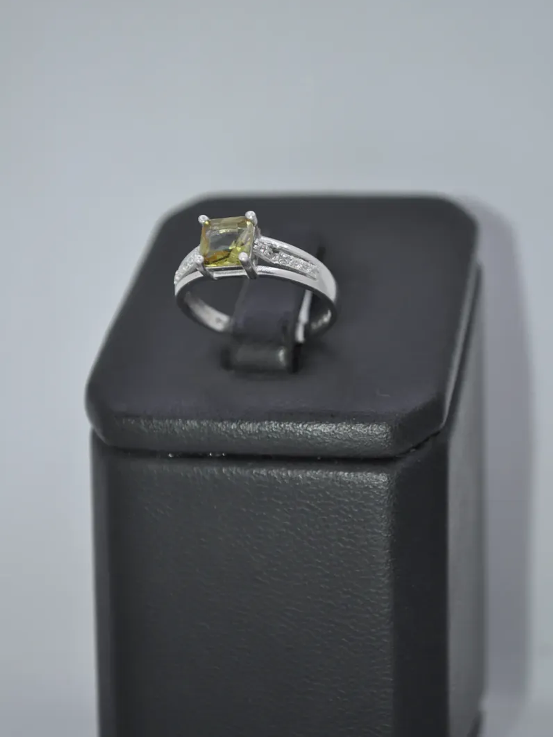 Anillo En Plata Cuadrado Con Sultanita Y Circones En Plata 3