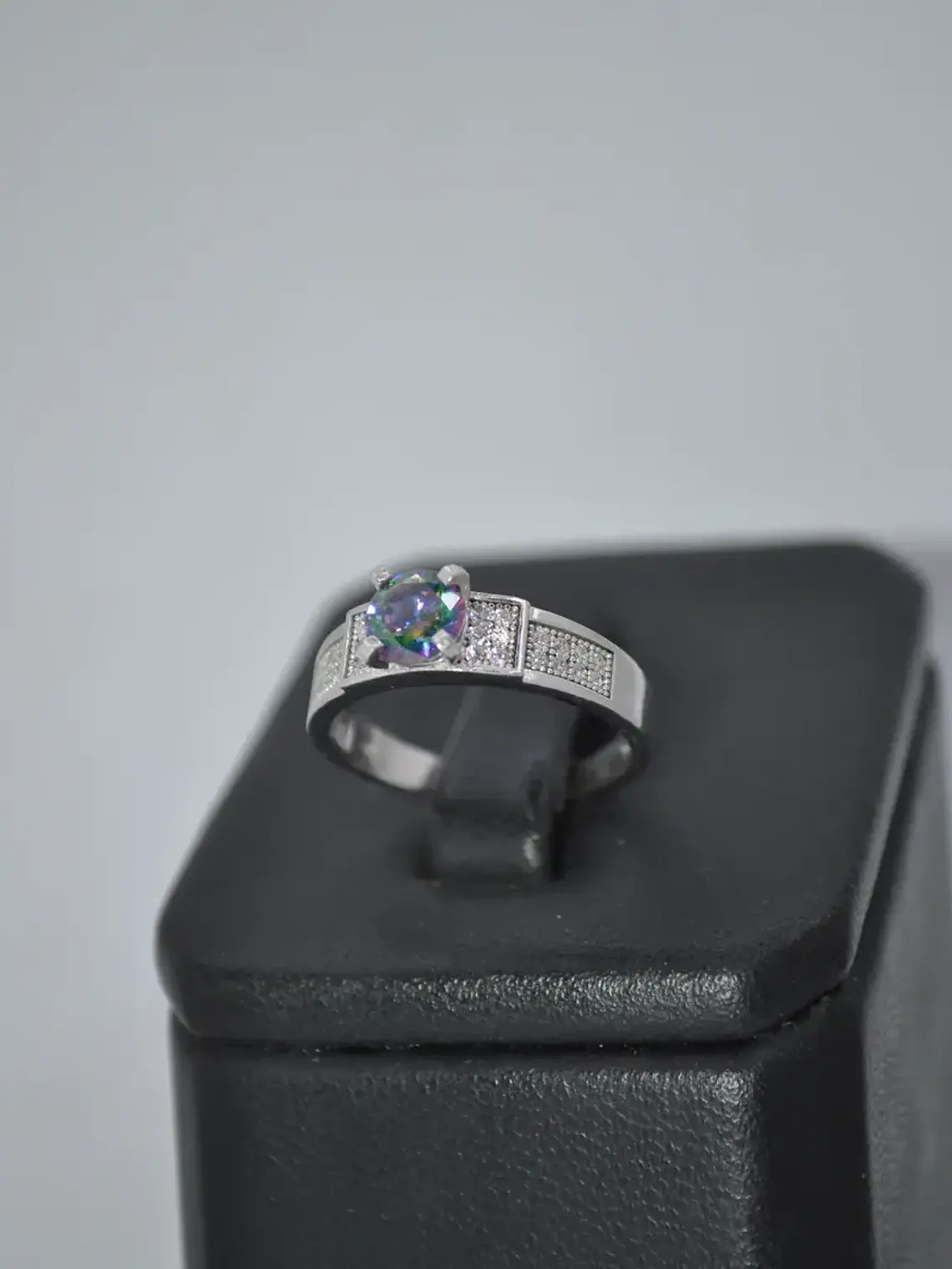 Elegante Anillo con Topacio Místico Y Circones  3