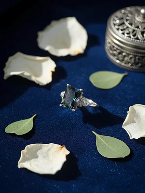 Anillo Rectangular En Plata Con Topacio Mistico Y Circones