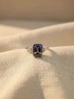 Anillo Rectangular En Plata Con Topacio Mistico Y Circones