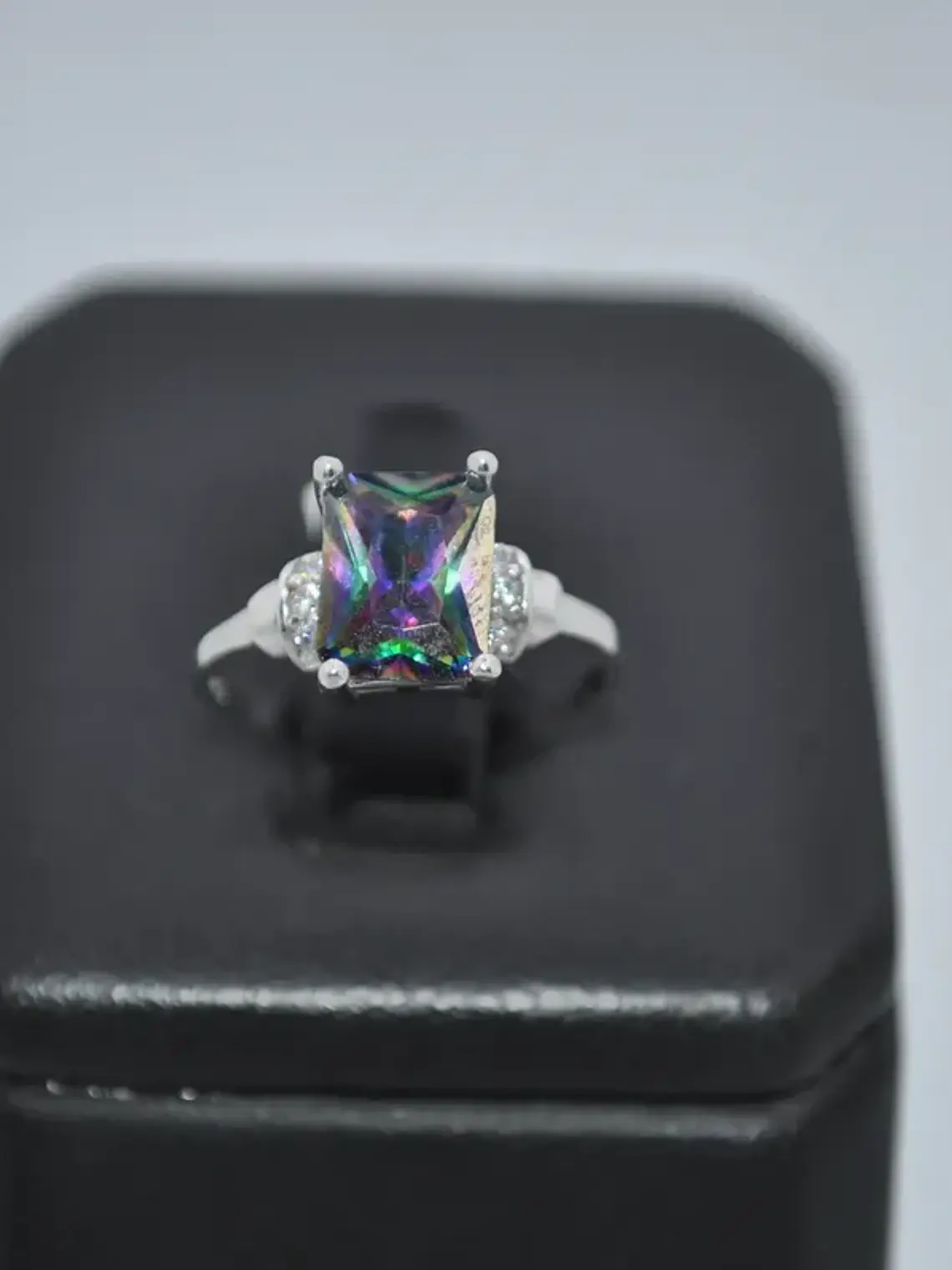 Anillo Rectangular En Plata Con Topacio Mistico Y Circones 3