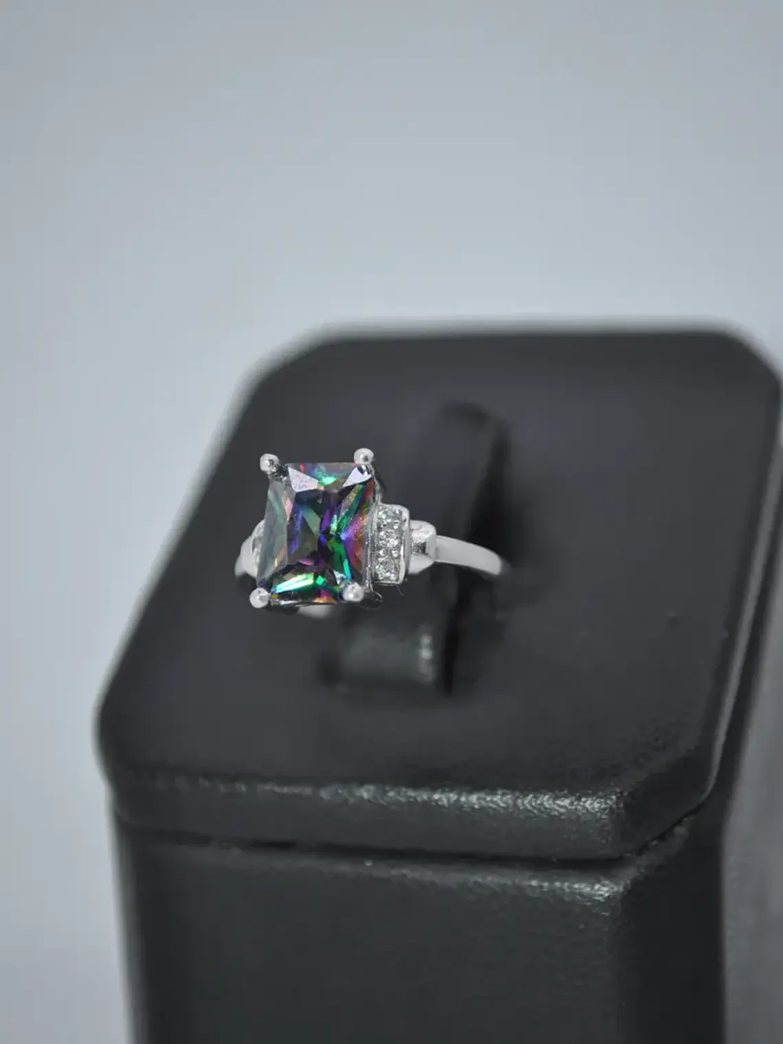 Anillo Rectangular En Plata Con Topacio Mistico Y Circones 4