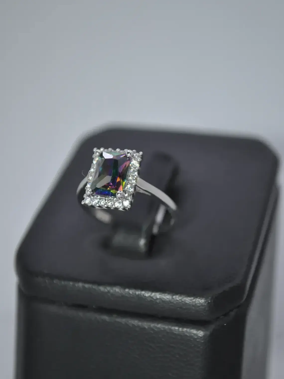 Anillo En Plata Rectangular Con Topacio Mistico Y Circones 3