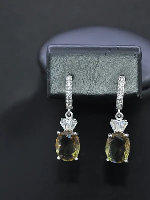 Aretes En Forma Ovalada Con Circones Y Piedra Sultanita