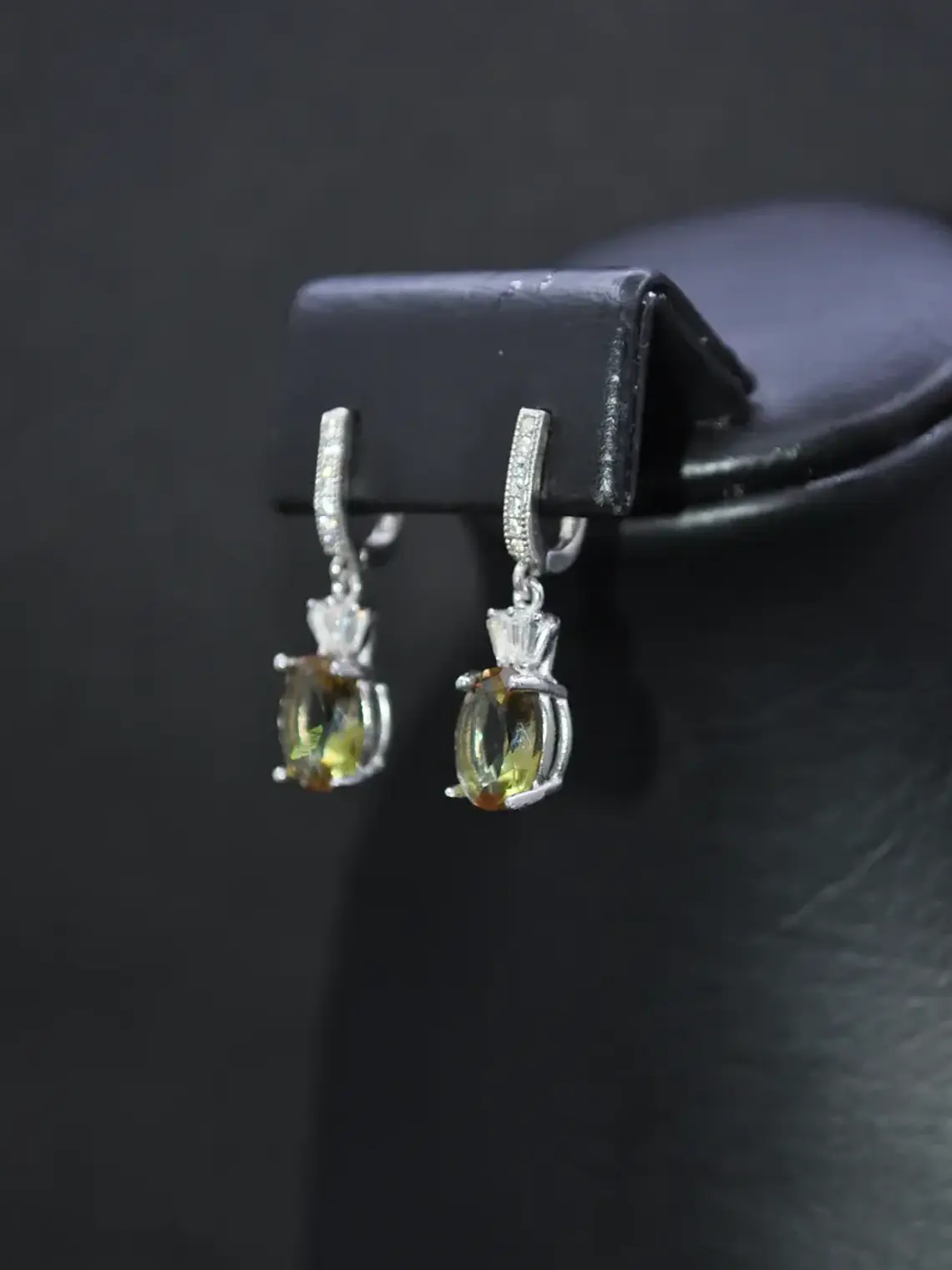Aretes En Forma Ovalada Con Circones Y Piedra Sultanita 3