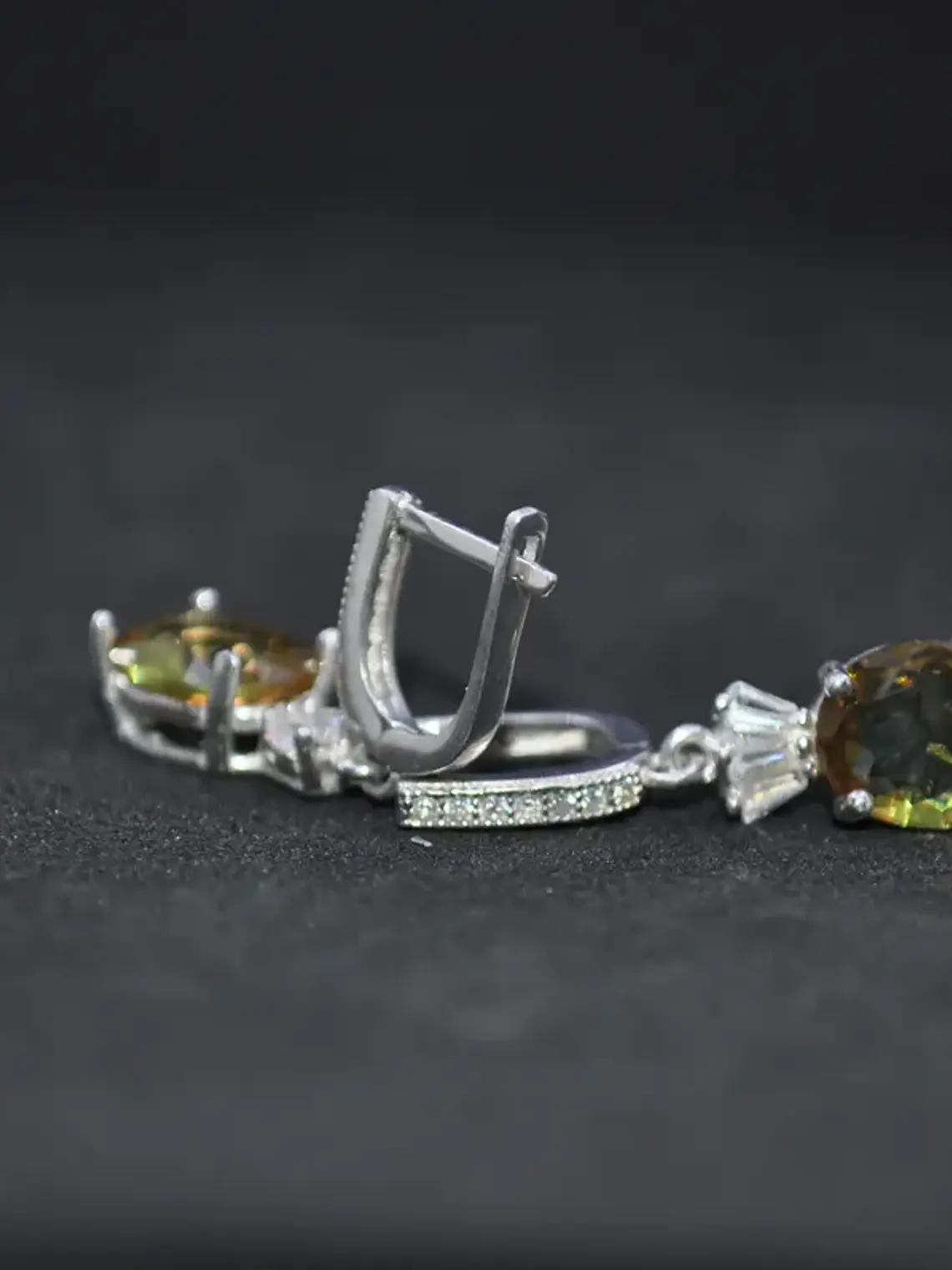 Aretes En Forma Ovalada Con Circones Y Piedra Sultanita 4