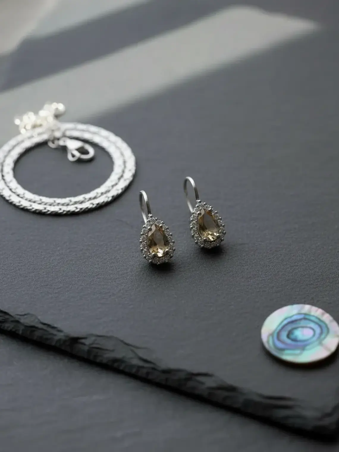 Aretes en Forma de Gota Con Sultanita y Circones 1