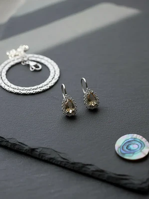 Aretes en Forma de Gota Con Sultanita y Circones