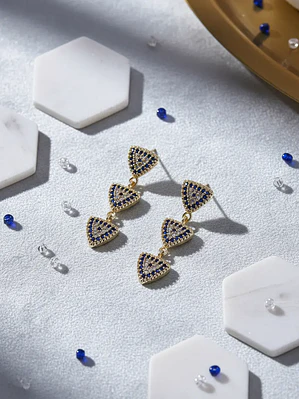 Aretes Largos Dorados Triángulo Con Circones Azules
