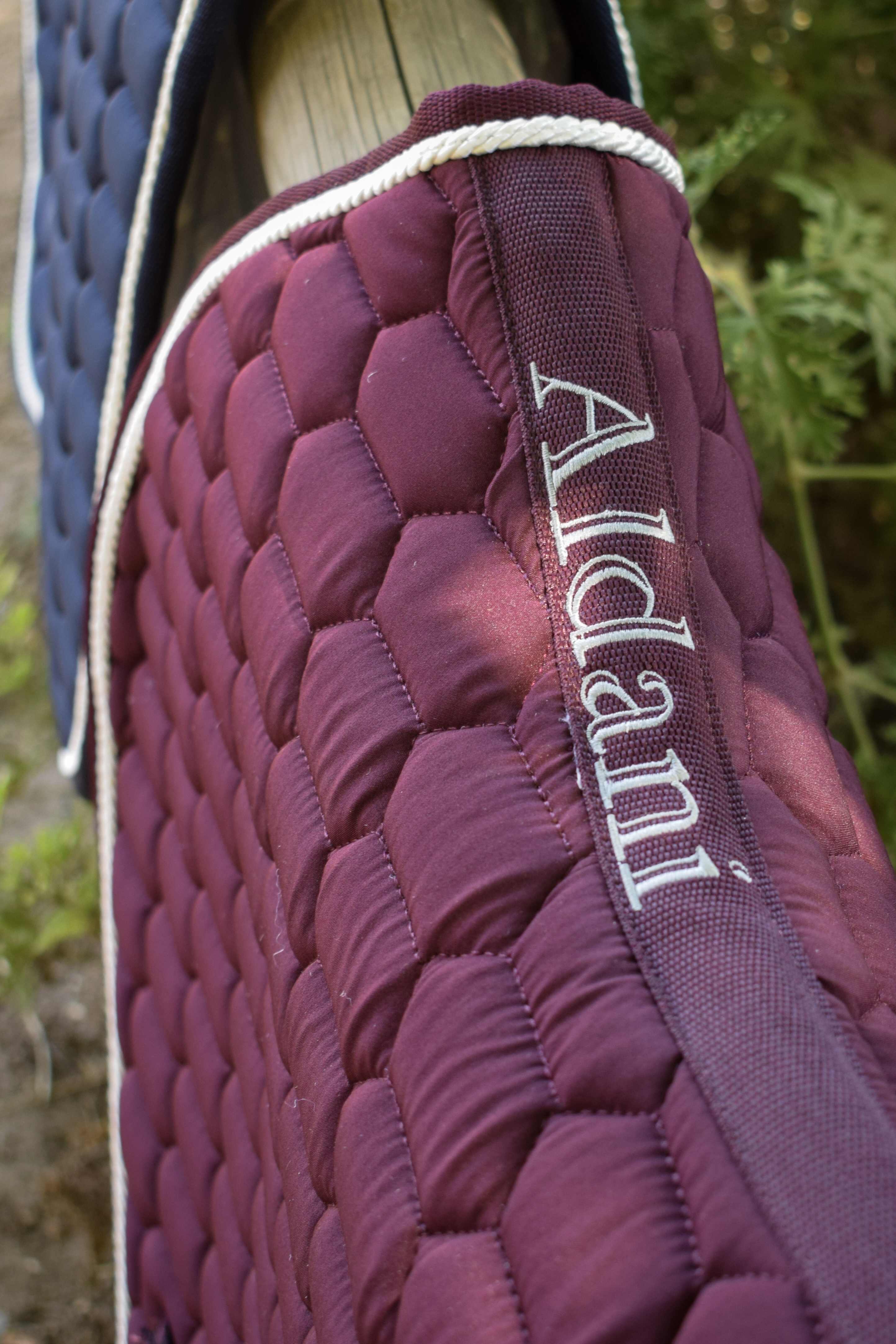 Mandil de Salto Burdeo con Cordón Blanco 3